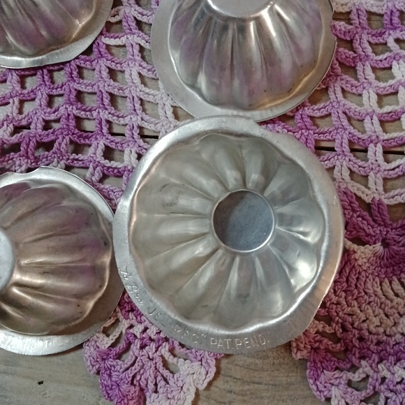 12  Vintage Tin & Aluminum Fluted Metal Molds ( 1930's on) - Picture 3 of 6